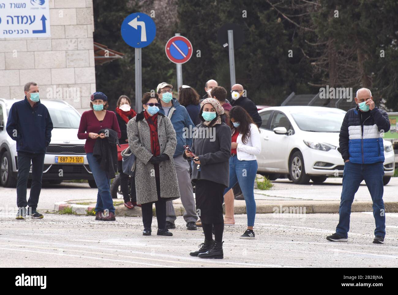 Gerusalemme, Israele. 02nd Mar, 2020. Gli israeliani in quarantena, dopo un'eventuale esposizione al coronavirus, attendono di votare presso una speciale centrale di scrutinio durante le elezioni parlamentari a Gerusalemme, lunedì 2 marzo 2020. Gli israeliani votano alla terza elezione in meno di un anno. Foto di Debbie Hill/UPI Credit: UPI/Alamy Live News Foto Stock
