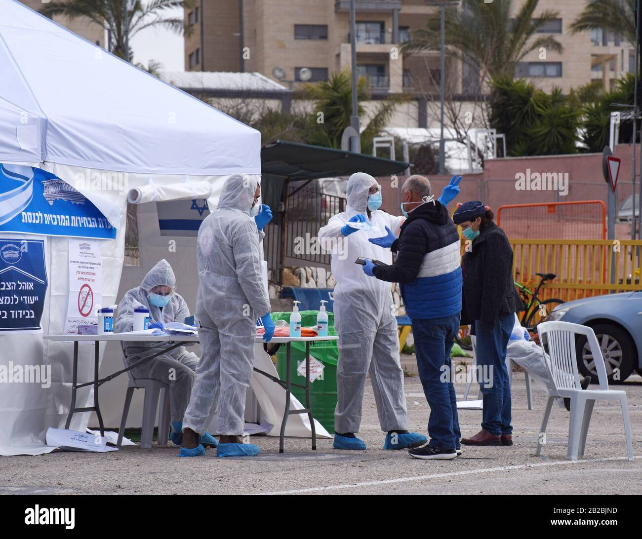 Gerusalemme, Israele. 02nd Mar, 2020. Gli israeliani in quarantena, dopo un'eventuale esposizione al coronavirus, sono visti in una speciale centrale di scrutinio durante le elezioni parlamentari a Gerusalemme, lunedì 2 marzo 2020. Gli israeliani votano alla terza elezione in meno di un anno. Foto di Debbie Hill/UPI Credit: UPI/Alamy Live News Foto Stock
