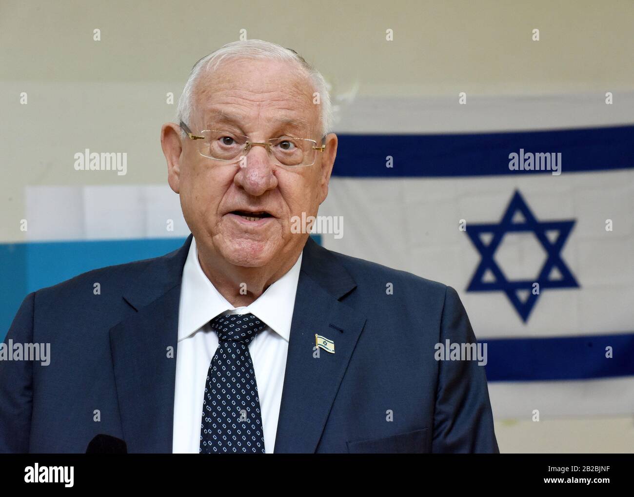Gerusalemme, Israele. 02nd Mar, 2020. Il Presidente israeliano Reuven Rivlin fa una dichiarazione dopo aver votato per le elezioni parlamentari in una centrale di scrutinio a Gerusalemme, lunedì 2 marzo 2020. Gli israeliani votano alla terza elezione in meno di un anno. Foto di Debbie Hill/UPI Credit: UPI/Alamy Live News Foto Stock