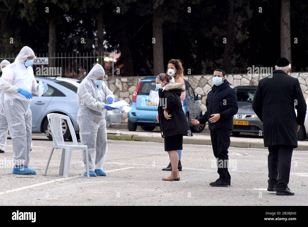 Gerusalemme, Israele. 02nd Mar, 2020. Gli israeliani in quarantena, dopo un'eventuale esposizione al coronavirus, sono visti in una speciale centrale di scrutinio durante le elezioni parlamentari a Gerusalemme, lunedì 2 marzo 2020. Gli israeliani votano alla terza elezione in meno di un anno. Foto di Debbie Hill/UPI Credit: UPI/Alamy Live News Foto Stock