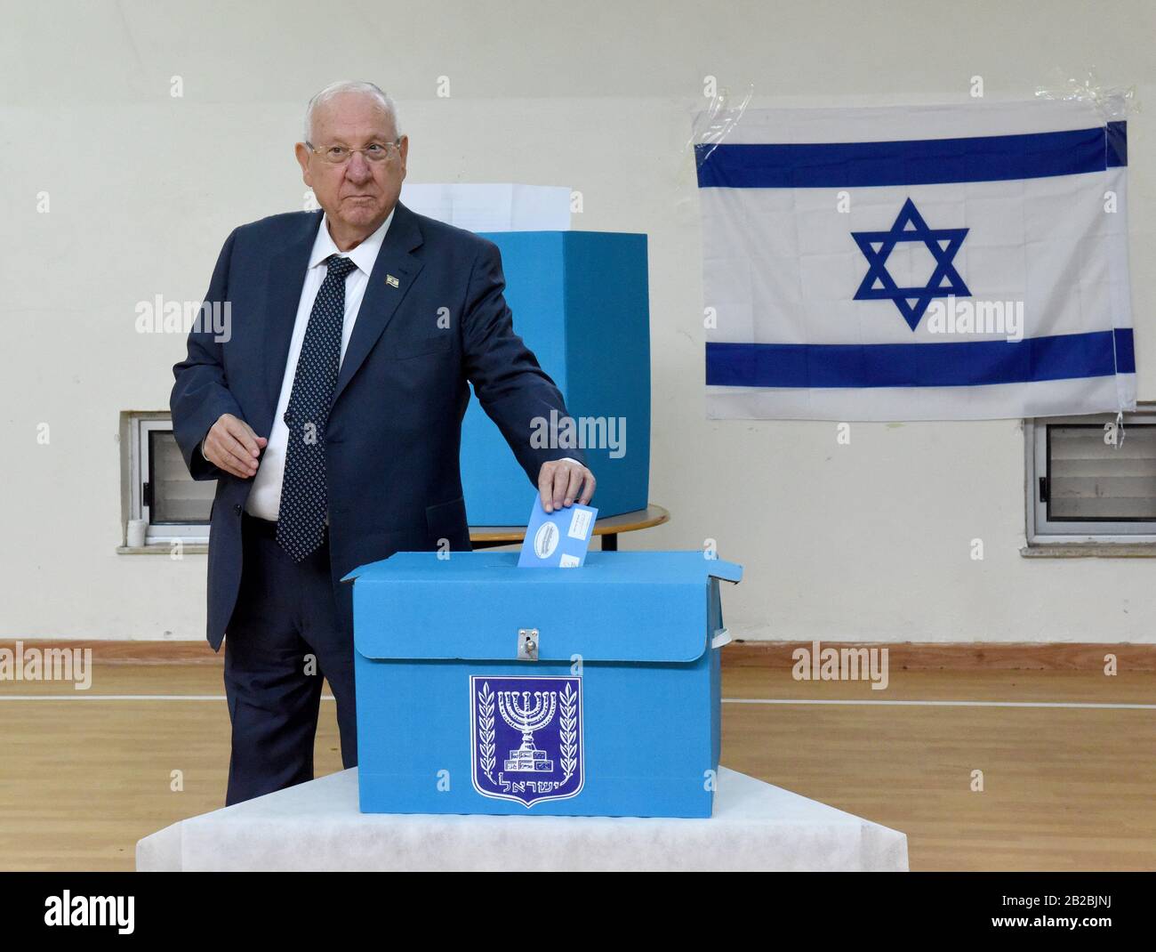 Gerusalemme, Israele. 02nd Mar, 2020. Lunedì 2 marzo 2020, il Presidente israeliano Reuven Rivling ha votato per le elezioni parlamentari in una centrale di scrutinio a Gerusalemme. Gli israeliani votano alla terza elezione in meno di un anno. Foto di Debbie Hill/UPI Credit: UPI/Alamy Live News Foto Stock