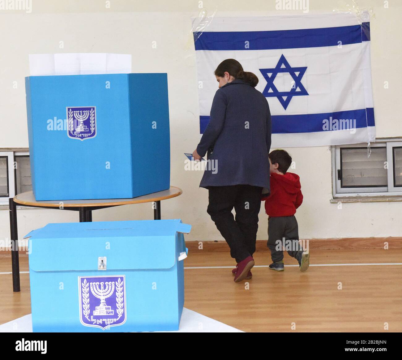 Gerusalemme, Israele. 02nd Mar, 2020. Un israeliano e suo figlio vanno a preparare il suo scrutinio per le elezioni parlamentari in un seggio elettorale a Gerusalemme, lunedì 2 marzo 2020. Gli israeliani votano alla terza elezione in meno di un anno. Foto di Debbie Hill/UPI Credit: UPI/Alamy Live News Foto Stock