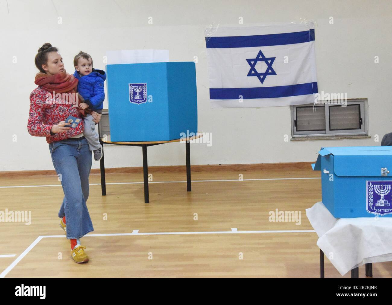 Gerusalemme, Israele. 02nd Mar, 2020. Lunedì 2 marzo 2020, un israeliano ha votato per le elezioni parlamentari in un seggio elettorale a Gerusalemme. Gli israeliani votano alla terza elezione in meno di un anno. Foto di Debbie Hill/UPI Credit: UPI/Alamy Live News Foto Stock