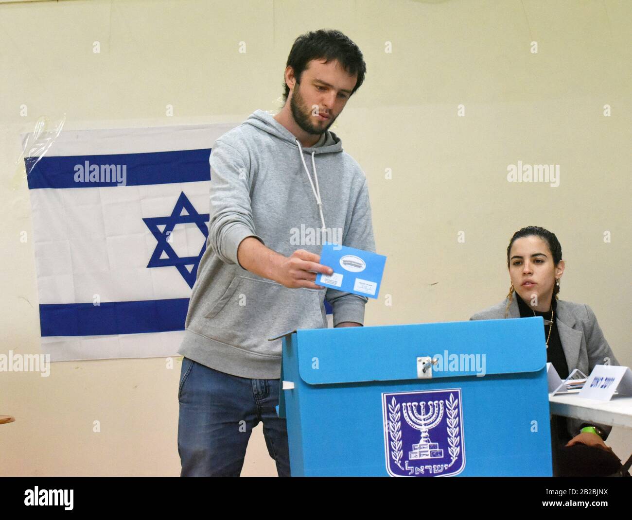 Gerusalemme, Israele. 02nd Mar, 2020. Lunedì 2 marzo 2020, un israeliano ha votato per le elezioni parlamentari in un seggio elettorale a Gerusalemme. Gli israeliani votano alla terza elezione in meno di un anno. Foto di Debbie Hill/UPI Credit: UPI/Alamy Live News Foto Stock