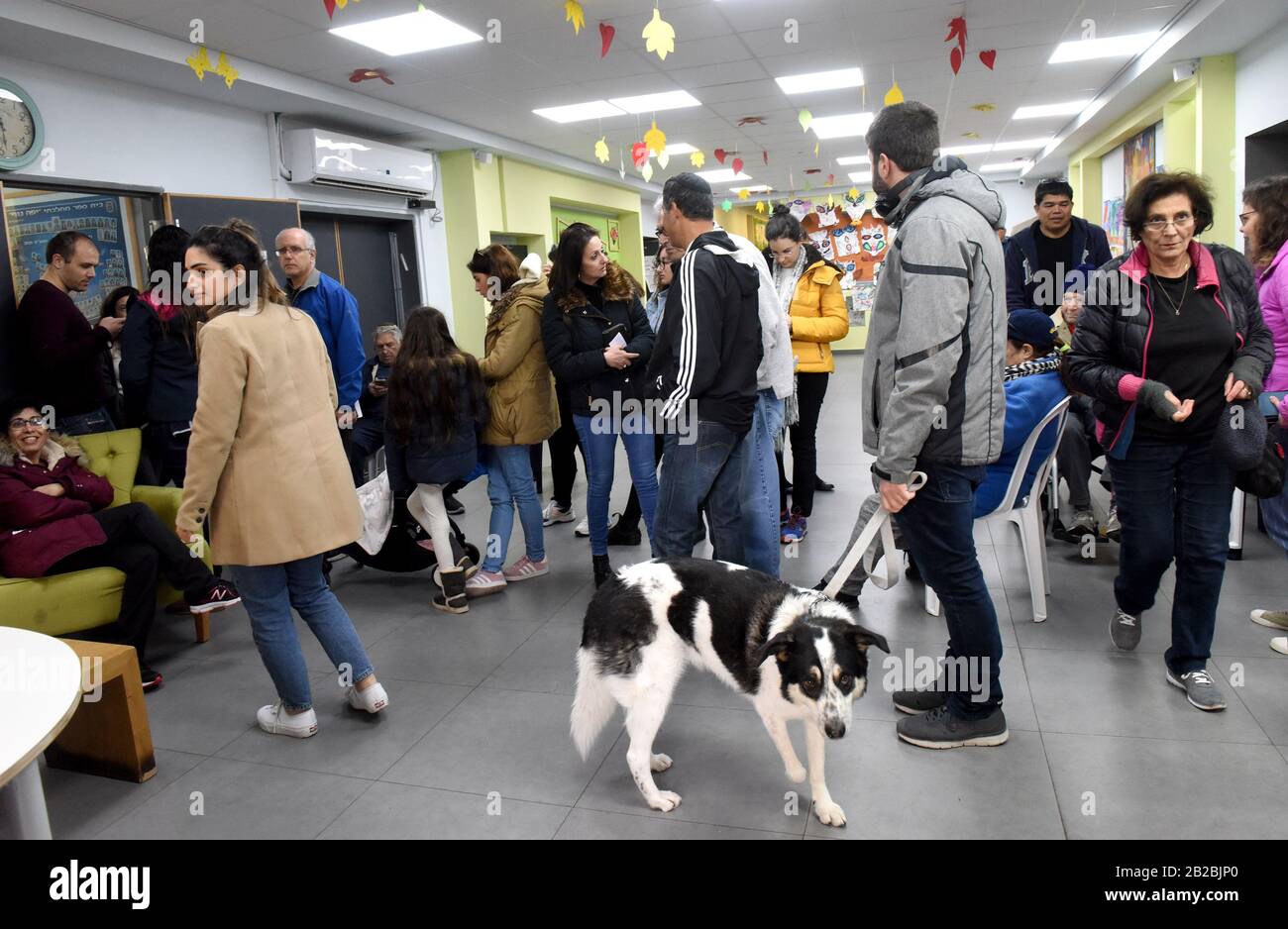 Gerusalemme, Israele. 02nd Mar, 2020. Gli israeliani attendono in linea di lanciare i loro voti per le elezioni parlamentari in un seggio elettorale a Gerusalemme, lunedì 2 marzo 2020. Gli israeliani votano alla terza elezione in meno di un anno. Foto di Debbie Hill/UPI Credit: UPI/Alamy Live News Foto Stock