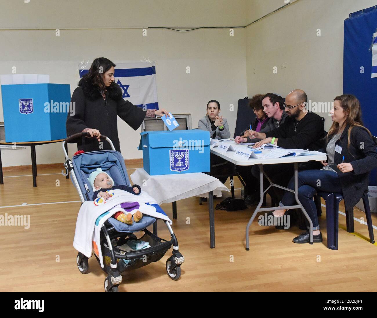 Gerusalemme, Israele. 02nd Mar, 2020. Lunedì 2 marzo 2020, un israeliano ha votato per le elezioni parlamentari in un seggio elettorale a Gerusalemme. Gli israeliani votano alla terza elezione in meno di un anno. Foto di Debbie Hill/UPI Credit: UPI/Alamy Live News Foto Stock