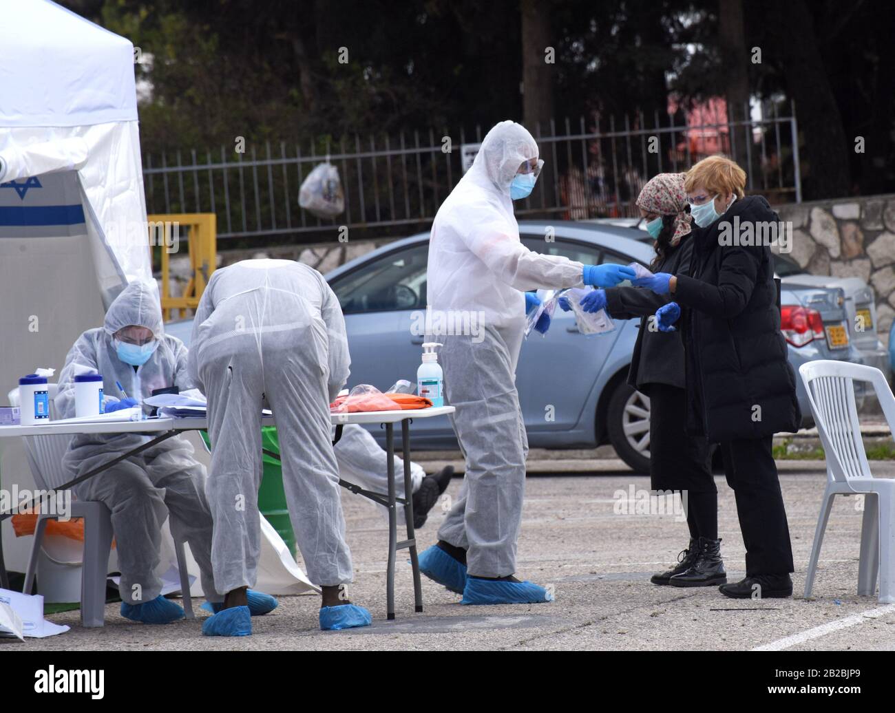 Gerusalemme, Israele. 02nd Mar, 2020. Gli israeliani in quarantena, dopo un'eventuale esposizione al coronavirus, sono visti in una speciale centrale di scrutinio durante le elezioni parlamentari a Gerusalemme, lunedì 2 marzo 2020. Gli israeliani votano alla terza elezione in meno di un anno. Foto di Debbie Hill/UPI Credit: UPI/Alamy Live News Foto Stock