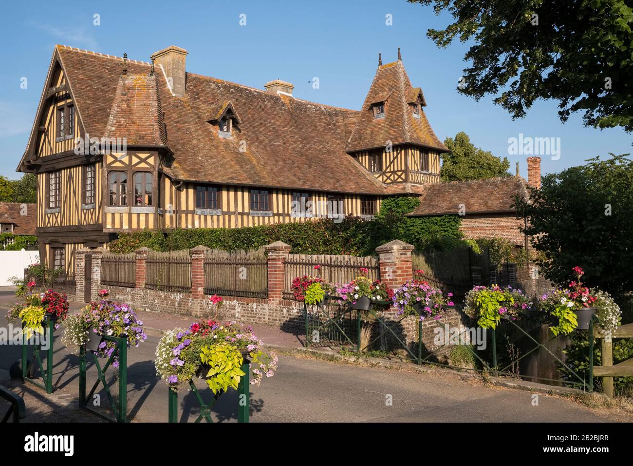 A Auge (Normandia, Francia nord-occidentale): Maniero a graticcio nel cuore del villaggio. L'edificio è registrato come National Historic Landmark Foto Stock