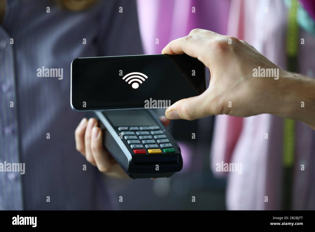 Uomo attraverso il terminale utilizzando la tecnologia Pay Pass Foto Stock