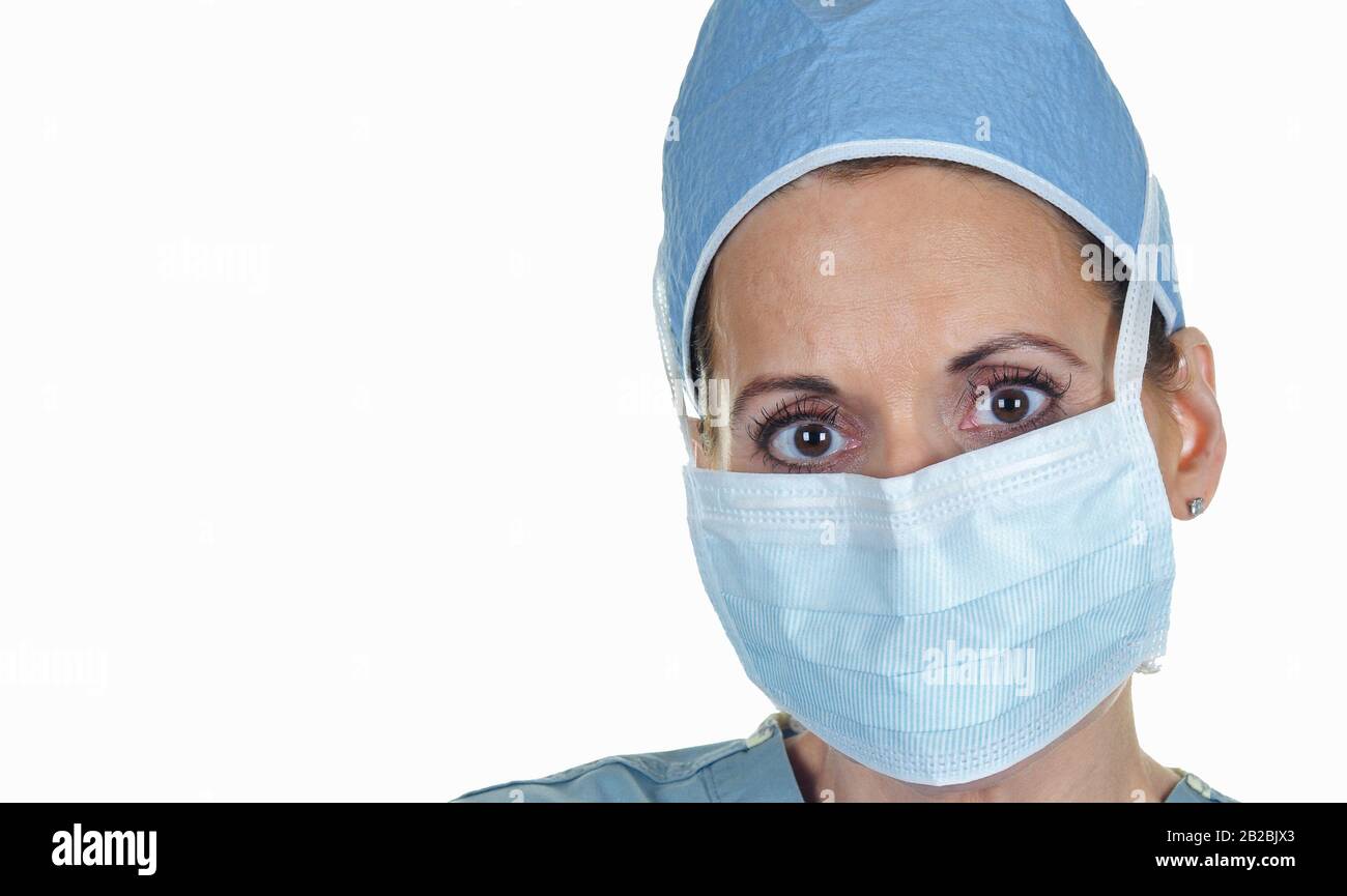 Medico femminile o infermiera Che Indossa una maschera Facciale come parte del dispositivo Di Protezione usato contro il Coronavirus. Foto Stock