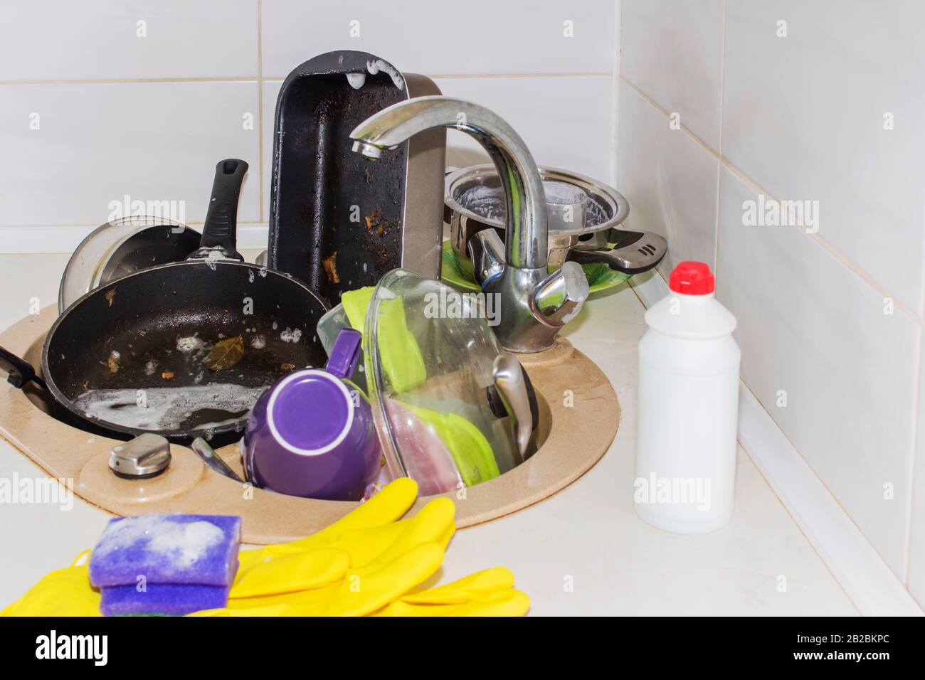 Utensili da cucina bisogno di lavare da vicino. Foto Foto Stock