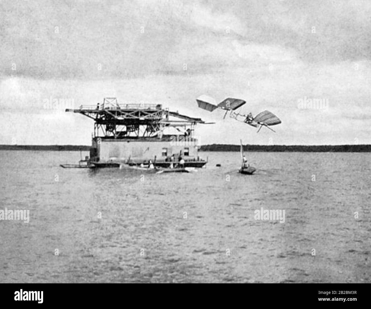 Samuel LANGLEY (1834-1906) fisico americano, astronomo e pioniere dell'aviazione circa 1895. Il primo fallimento dell'aeroporto presidiato con il pilota Charles Manley, come si schianta nel fiume Potomac il 7 ottobre 1908. Foto Stock