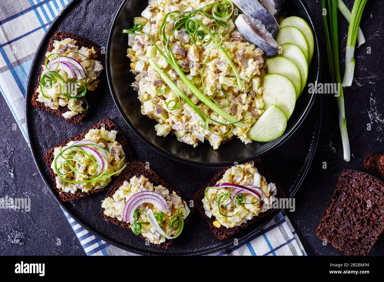 Cucina classica sovietica: Forshmak o aringa antipasto di aringa, mela verde, cipolla, aceto mescolato con burro morbido spalmato su pane di segale tostati serviti Foto Stock