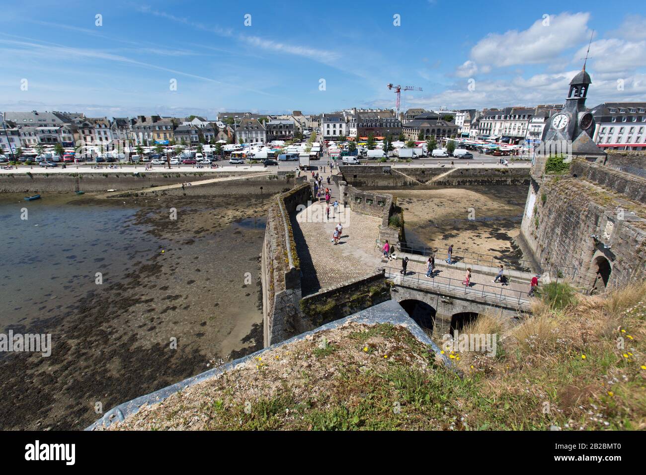 Città Di Concarneau, Francia. Vista pittoresca della spianata di Concarneau a Quai Peneroff, con la Ville medievale in primo piano. Foto Stock