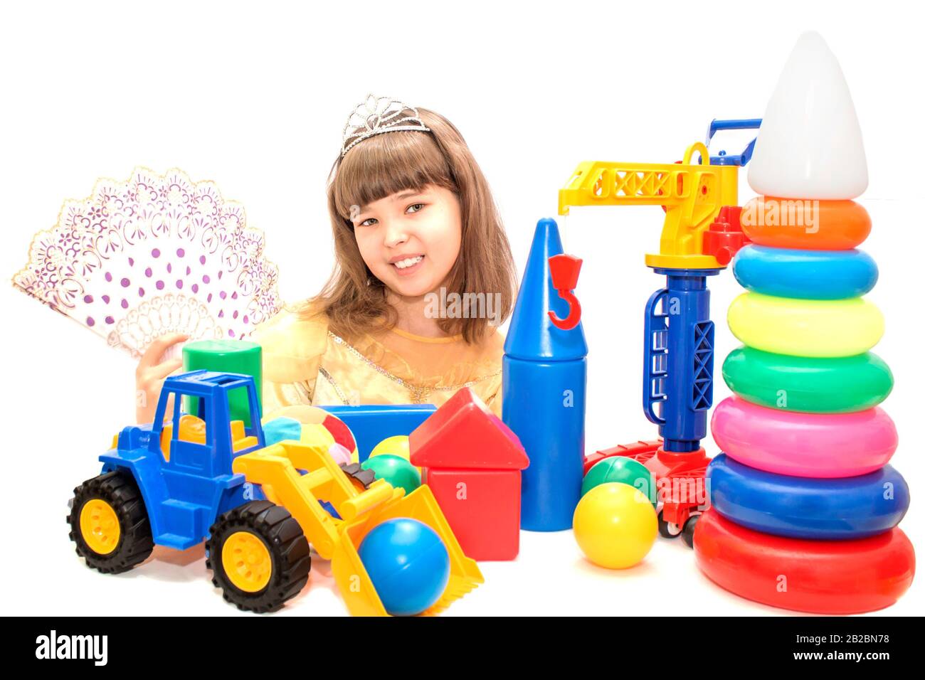 Ragazza teenager in bel vestito e giocattoli colorati luminosi su uno sfondo bianco isolato. Foto Stock