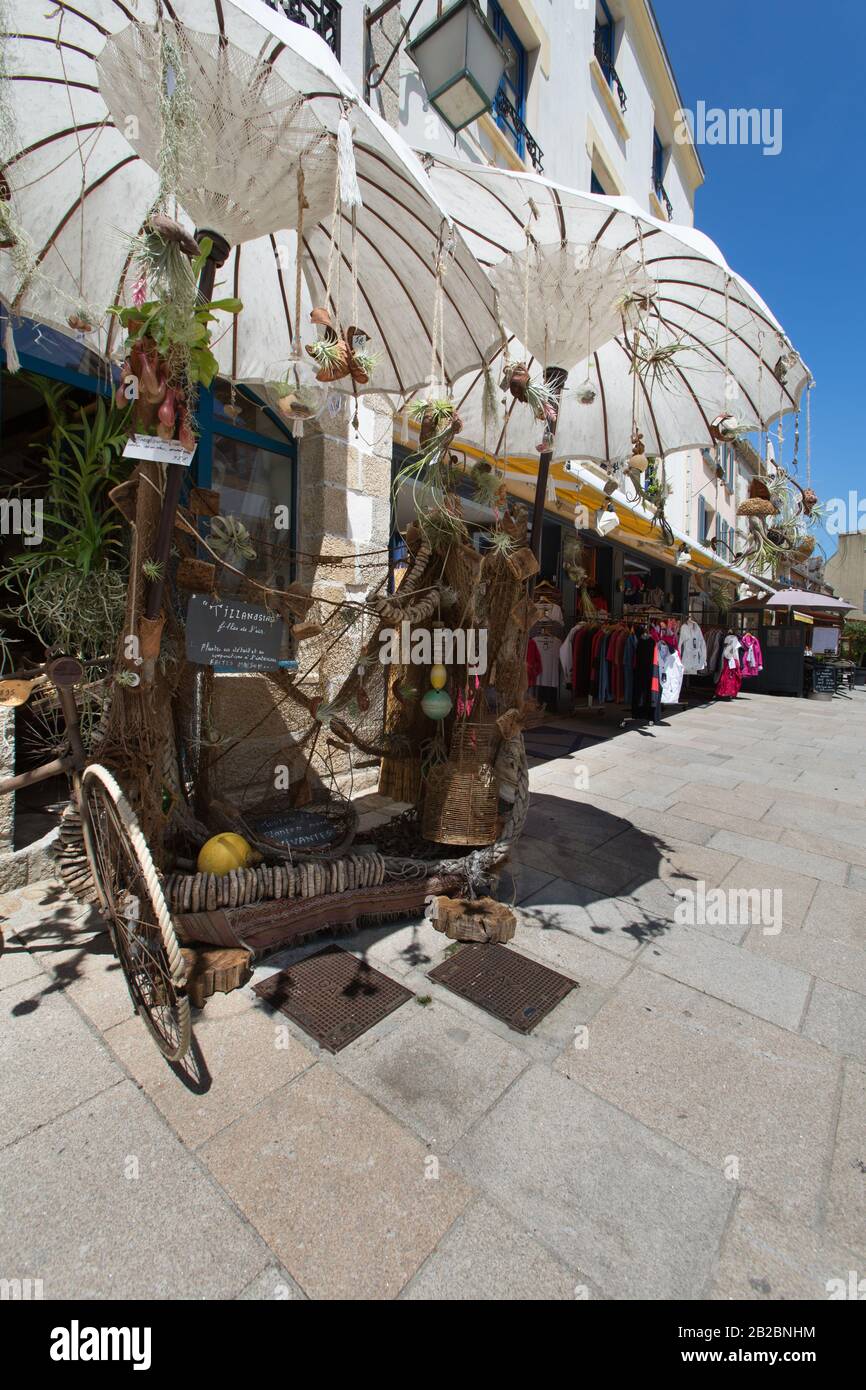 Città Di Concarneau, Francia. Pittoresca vista di artigianato, negozi di souvenir e ristoranti a Concarneau medievale Ville Close, a Place Saint-Guenole. Foto Stock