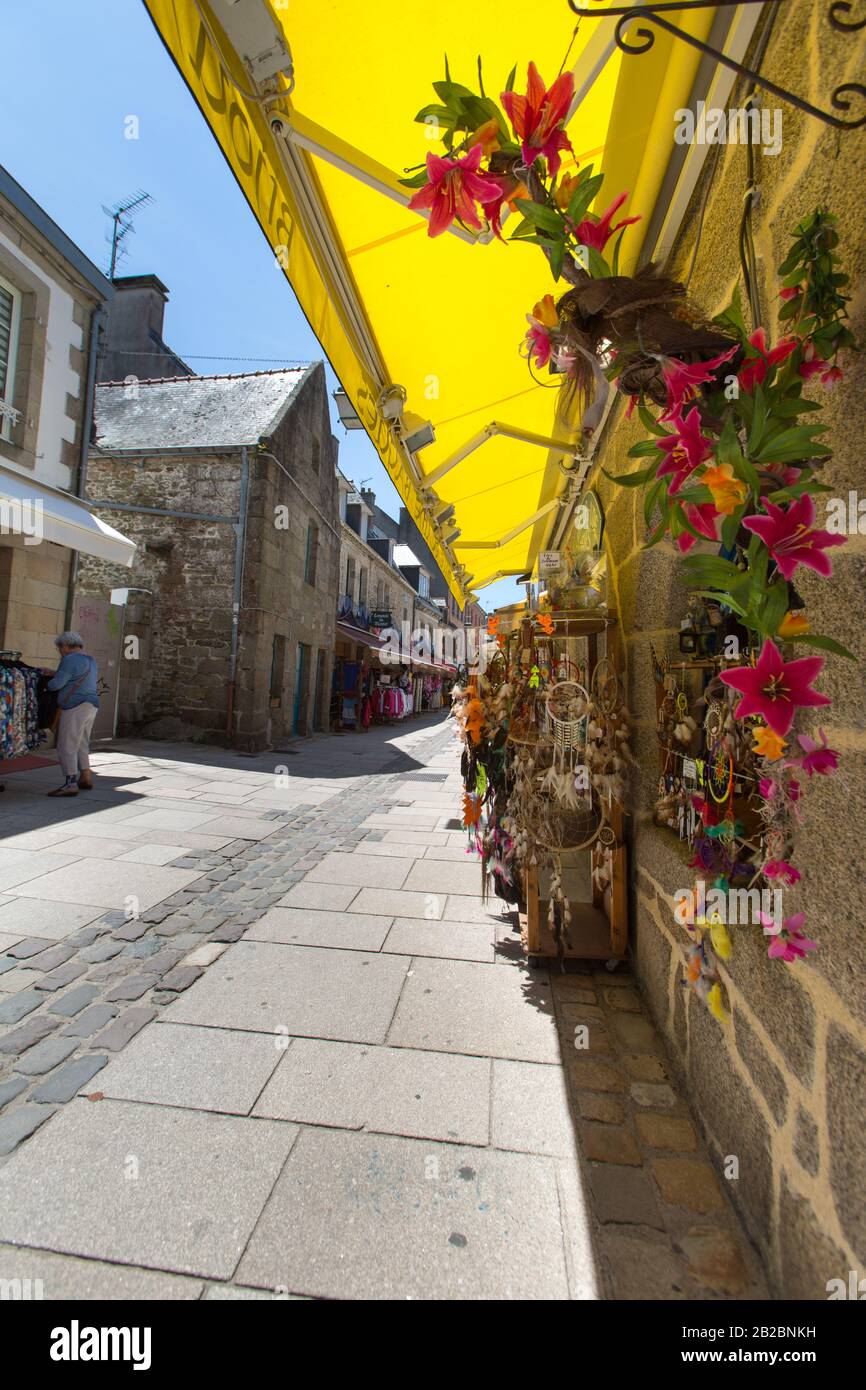 Città Di Concarneau, Francia. Vista pittoresca dei negozi di artigianato e souvenir a Concarneau medievale Ville Close, a Rue Vauban. Foto Stock
