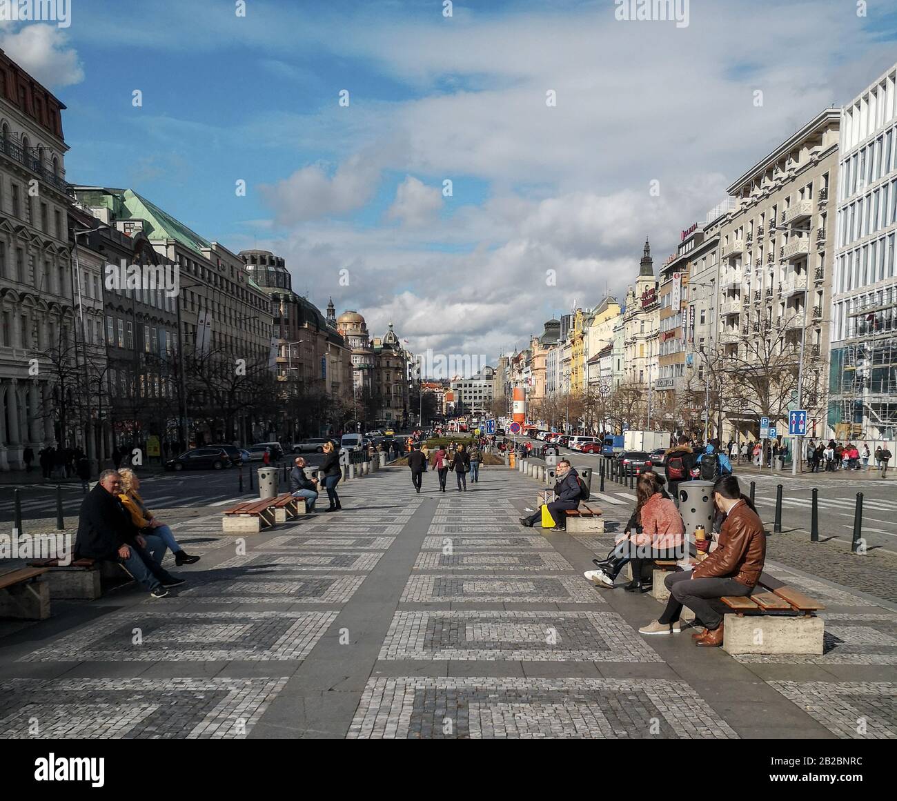 I turisti si godono la giornata di sole in Piazza san venceslao a praga, punto di riferimento ceco Foto Stock