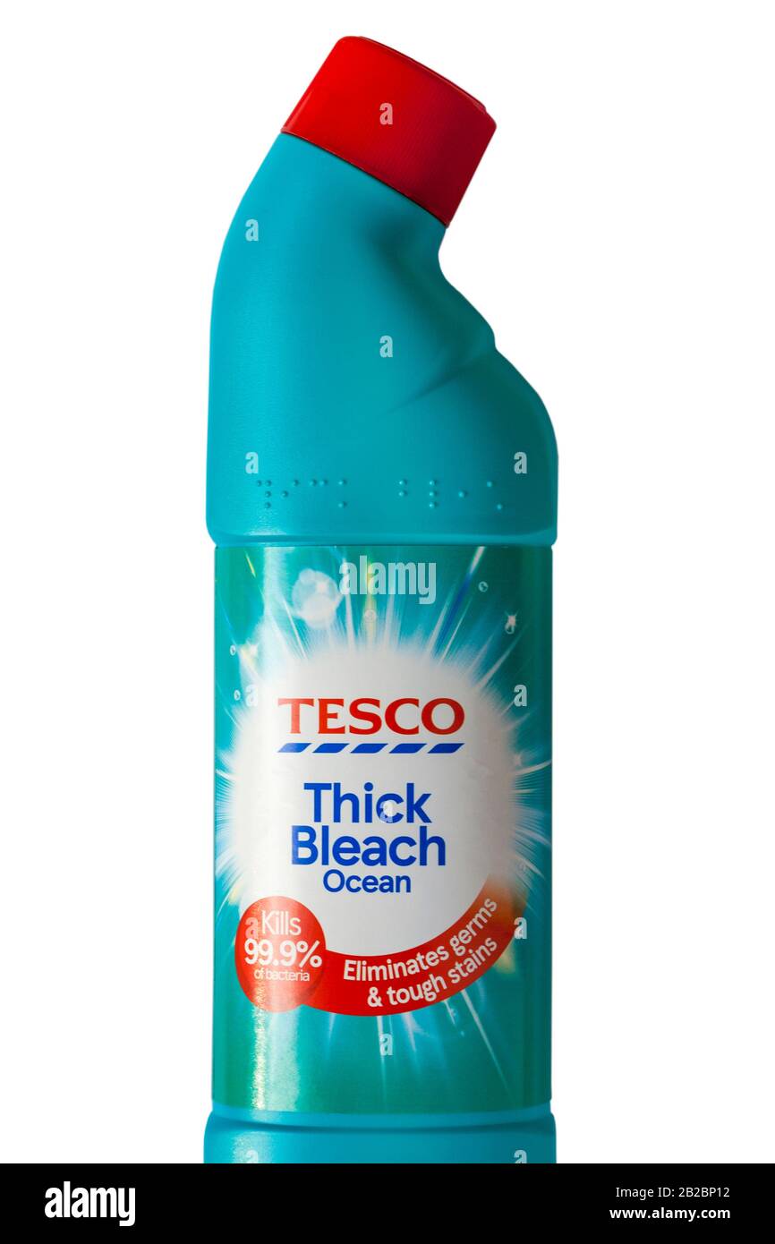 Tesco Thick Bleach Ocean elimina germi e macchie dure uccide il 99,9% dei germi impostati su sfondo bianco Foto Stock