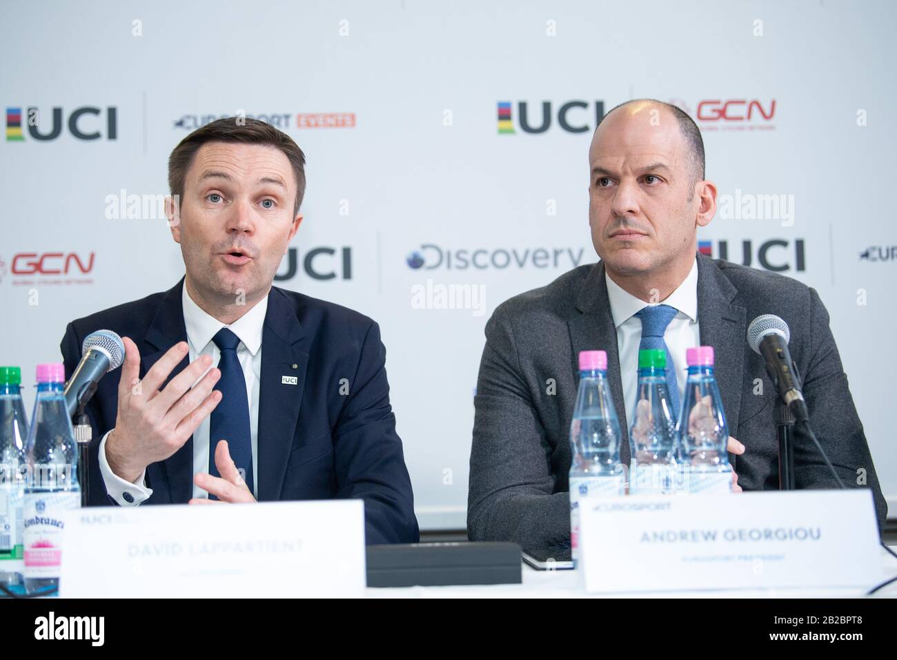 Berlino, Germania. 01st Mar, 2020. Ciclismo/pista: Campionato del mondo, conferenza stampa UCI: Andrew Georgiou (r), presidente di Eurosport Events, siede accanto a David Lappartient, presidente dell'Unione Internazionale della bicicletta (Union Cycliste Internationale - UCI). Credito: Sebastian Gollnow/Dpa/Alamy Live News Foto Stock