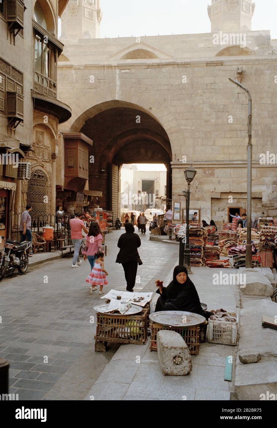 Scena di strada al bazar souk al cancello di Bab Zuweila in Fatimid Cairo islamico nella città di Cairo in Egitto in Nord Africa Medio Oriente Foto Stock