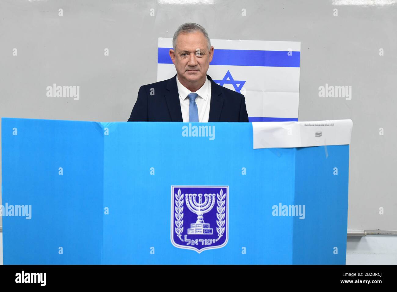 Israele. 02nd Mar, 2020. (200302) -- ROSH HAAYIN, 2 marzo 2020 (Xinhua) -- Benny Gantz, leader del partito centristo Blu e Bianco, vota presso un seggio elettorale nella città centrale israeliana di Rosh Haayin, il 2 marzo 2020. Lunedì gli israeliani hanno iniziato a lanciare ballots alle elezioni parlamentari per la terza volta in meno di un anno. (Jini Via Xinhua) Credito: Xinhua/Alamy Live News Foto Stock