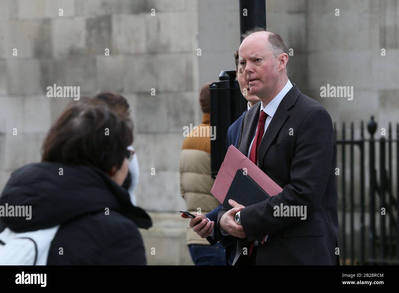 Westminster, Londra, Regno Unito. 2nd Mar, 2020. Chris Whitty, Chief Medical Officer per l'Inghilterra e Chief Medical Adviser del governo britannico, cammina verso le Houses of Parliament dopo l'odierno Cobra Meeting per quanto riguarda il virus Covid-19. Credito: Imageplotter/Alamy Live News Foto Stock