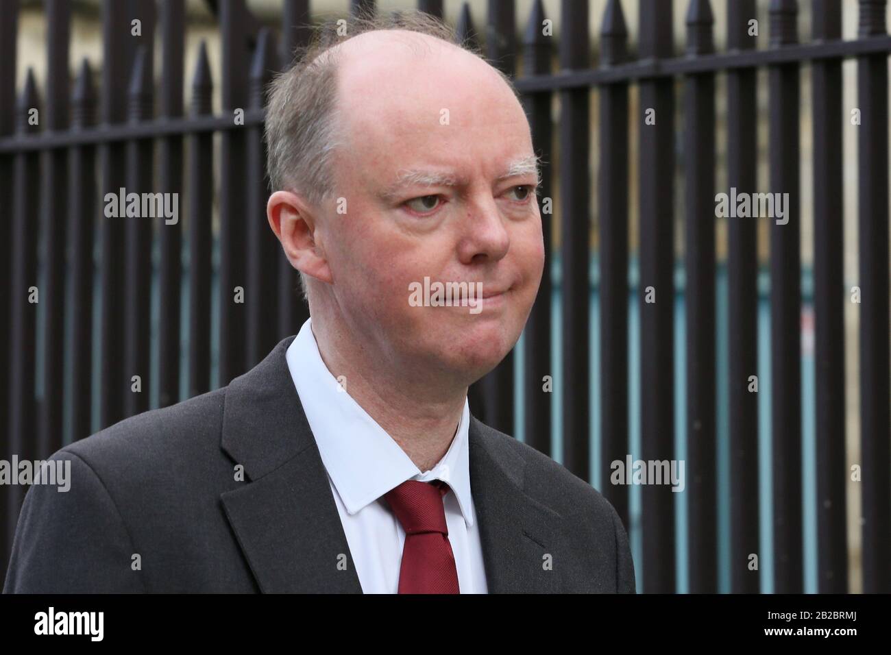 Westminster, Londra, Regno Unito. 2nd Mar, 2020. Chris Whitty, Chief Medical Officer per l'Inghilterra e Chief Medical Adviser del governo britannico, cammina verso le Houses of Parliament dopo l'odierno Cobra Meeting per quanto riguarda il virus Covid-19. Credito: Imageplotter/Alamy Live News Foto Stock