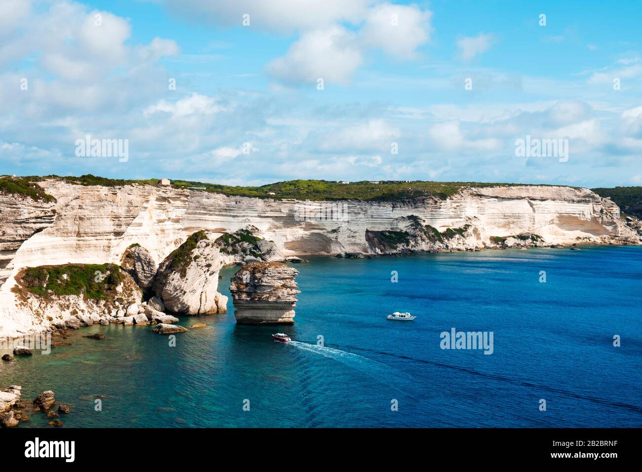 Una vista del pittoresco paesaggio di scogliere sul mare mediterraneo ed a Bonifacio, Corsica, in Francia, evidenziando la famosa Grain de Sable mare st Foto Stock