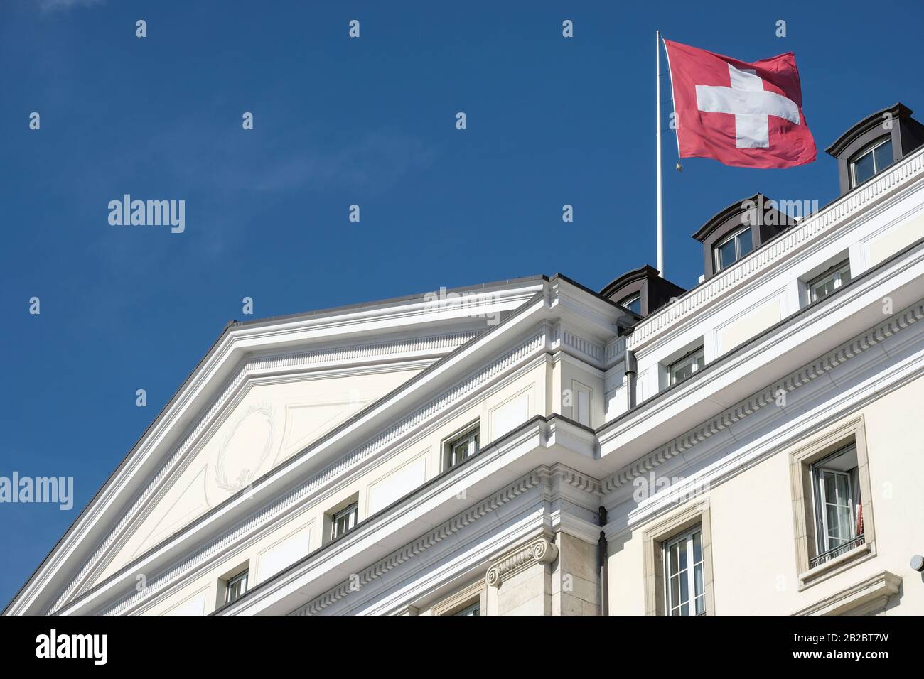 Bandiera svizzera sul tetto Quattro stagioni hotel a Ginevra Svizzera Foto Stock