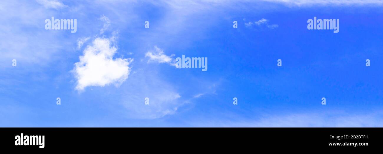 Il cuore nube su sfondo blu cielo. Concetto di giorno di San Valentino. Inserire il testo. Banner. Foto Stock