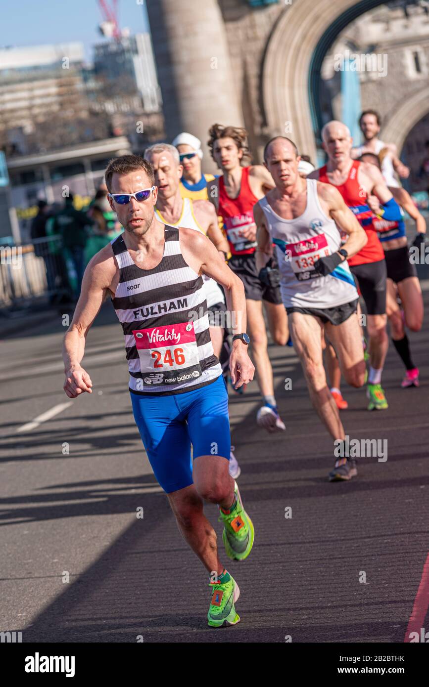 Stuart Farmer del Fulham Running Club che corre nella mezza maratona Vitality Big Half attraversando Tower Bridge, Londra, Regno Unito. Foto Stock