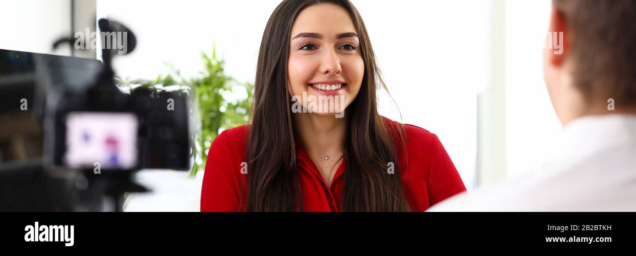 Giovane donna manager seduto in ufficio e parlando con il collega Foto Stock