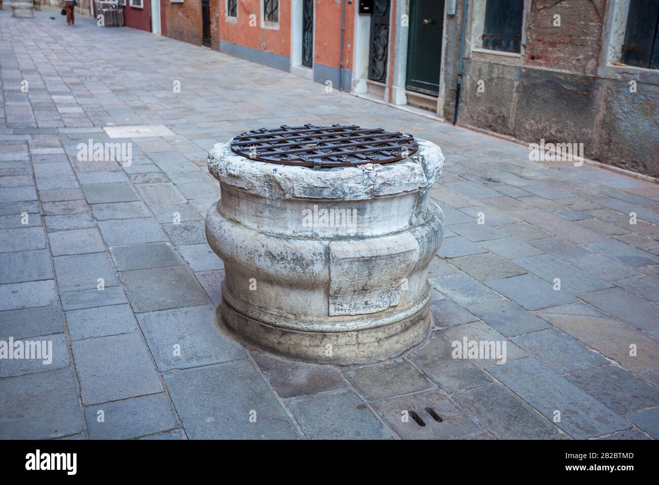 Antico pozzo in pietra per l'acqua piovana in una piazza di Venezia Foto  stock - Alamy