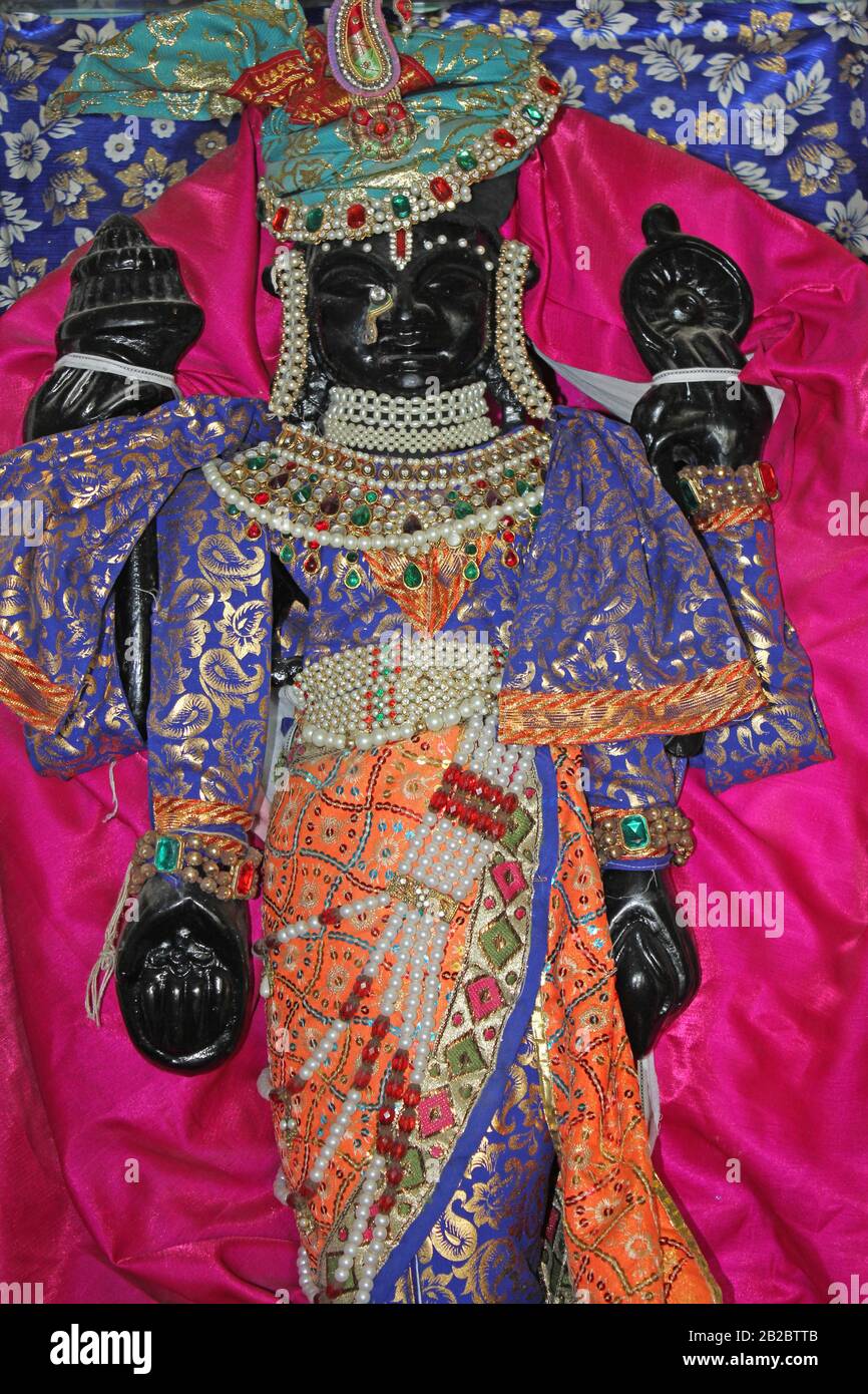 Una forma di Krishna - Lord Dwarkadesesh ('Re di Dwarka') adorato nel tempio di Dwarkadhish (detto anche Jagat Mandir), Dwarka, Gujarat, India Foto Stock