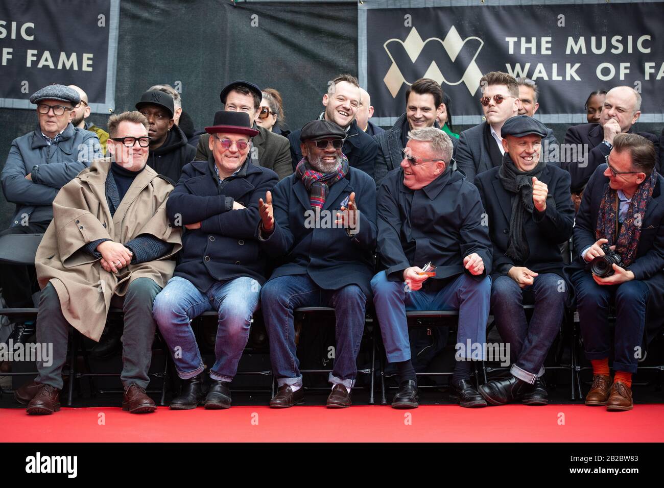 (Da sinistra a destra in prima fila) Chas Smash, Mike Barson, Lynval Golding, Graham McPherson aka Suggs, Mark Bedford e Dan Woodgate durante l'inaugurazione di una pietra per onorare la band, Madness, al Music Walk of Fame di Camden, Londra. Foto PA. Data Immagine: Lunedì 2 Marzo 2020. Photo credit dovrebbe leggere: Aaron Chown/PA Filo Foto Stock