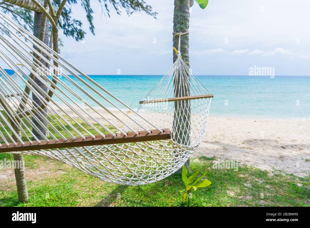 Culla bianca sul rilassante concetto di vacanza estiva sulla spiaggia Foto  stock - Alamy