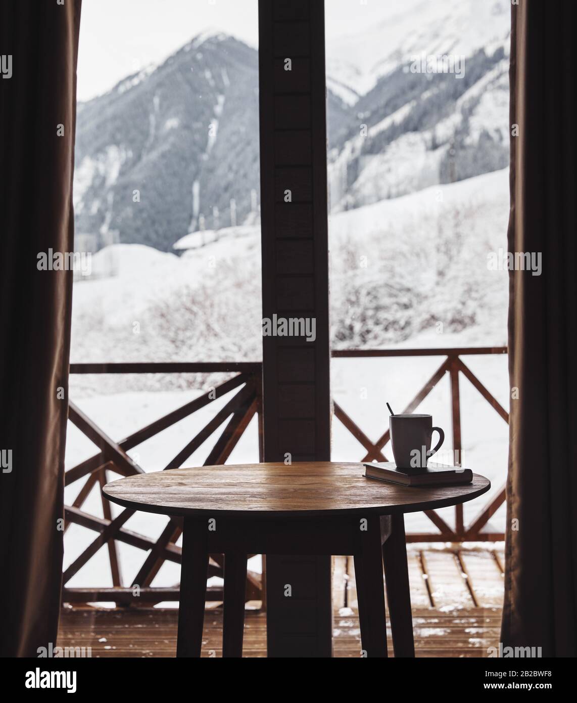 Caffè sul tavolo con bella vista montagna in inverno cottage in legno Foto Stock