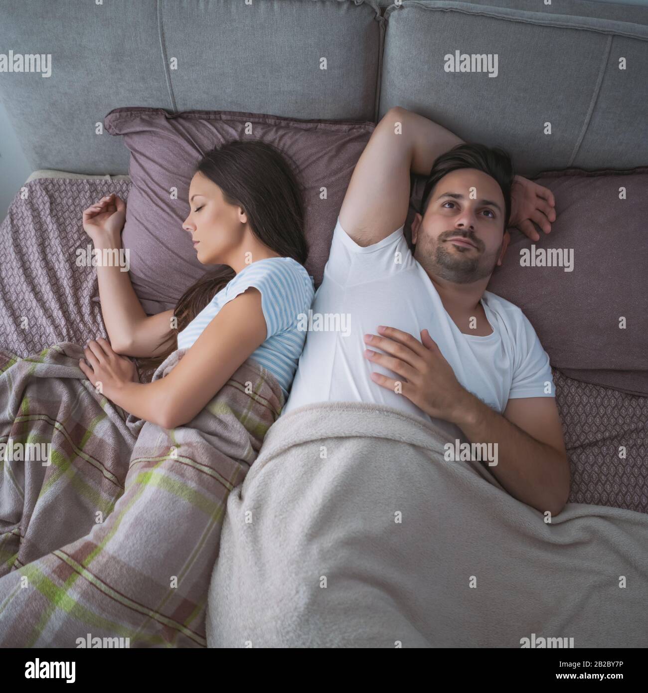Giovane uomo sta avendo problemi con il sonno. Foto Stock