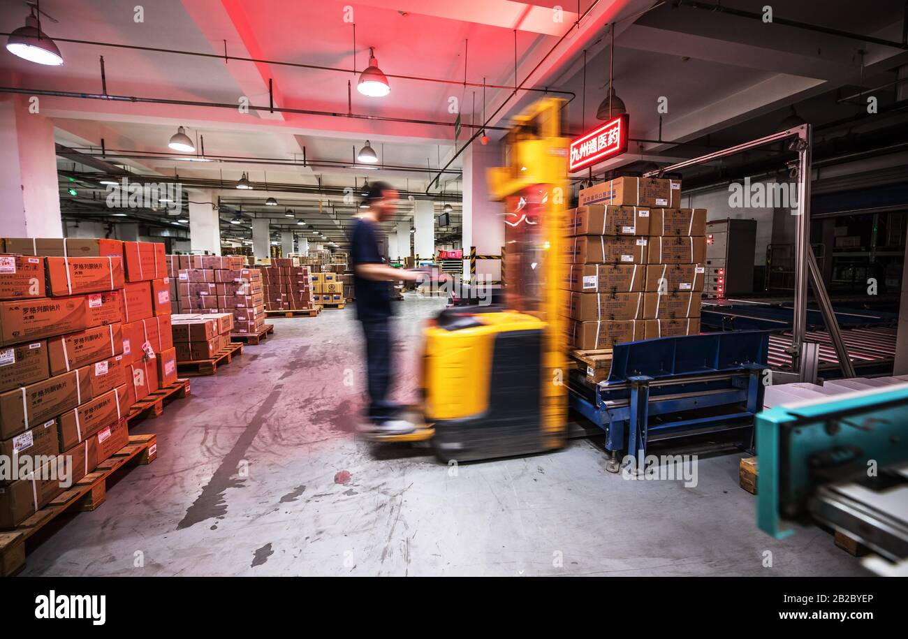 Pechino, CINA - 03 GIUGNO 2019: Moderna automazione della produzione di magazzini in Cina. Foto Stock