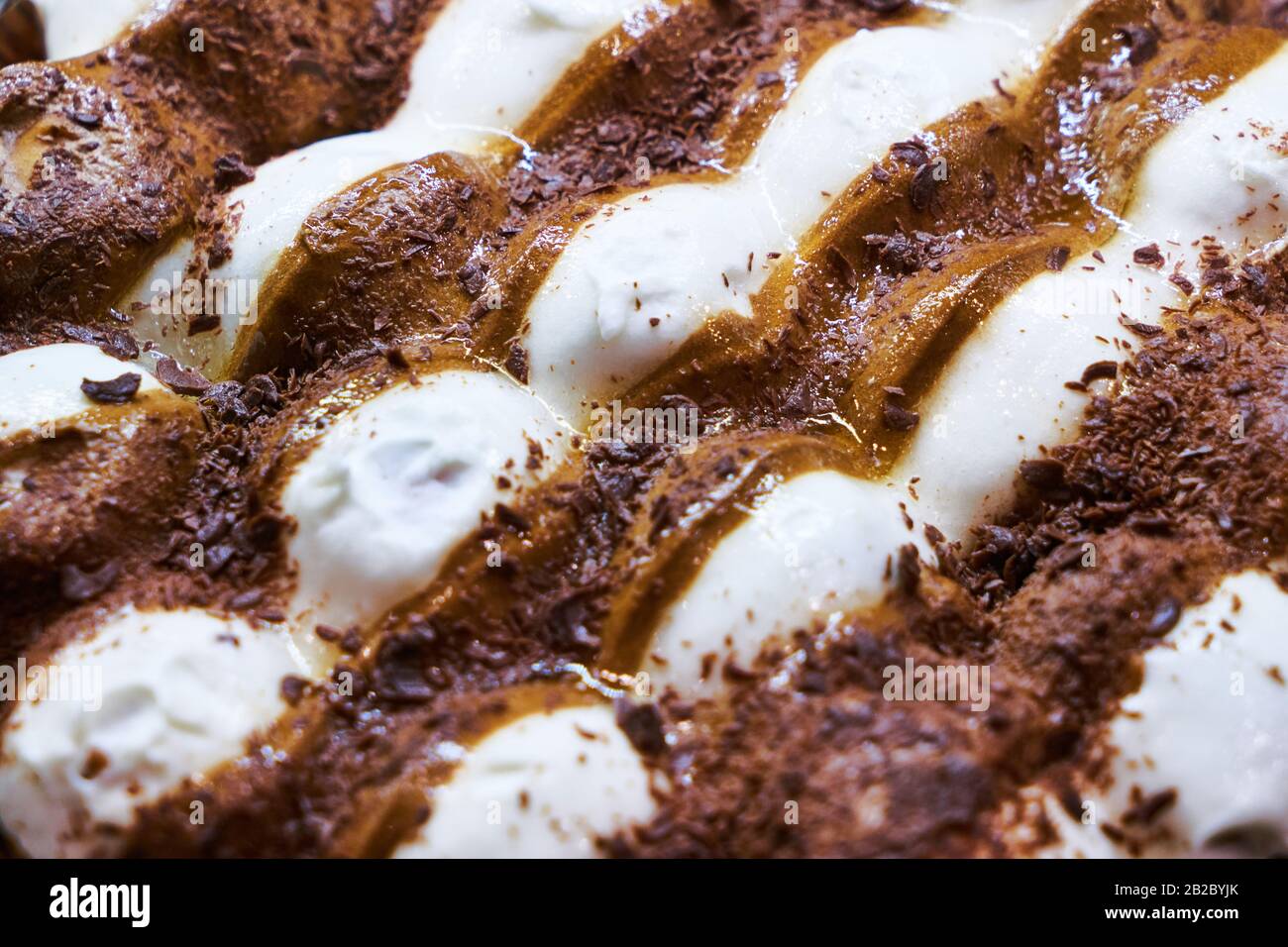dettaglio e consistenza di mousse e strato di torta al cioccolato Foto Stock