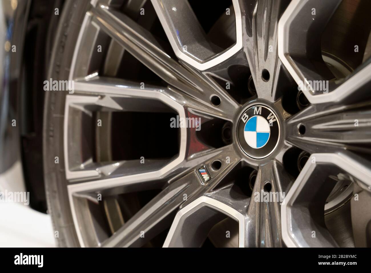 Bangkok, Thailandia, 5 gennaio 2020: Ruota in lega originale con il logo BMW primo piano nello showroom. Foto Stock