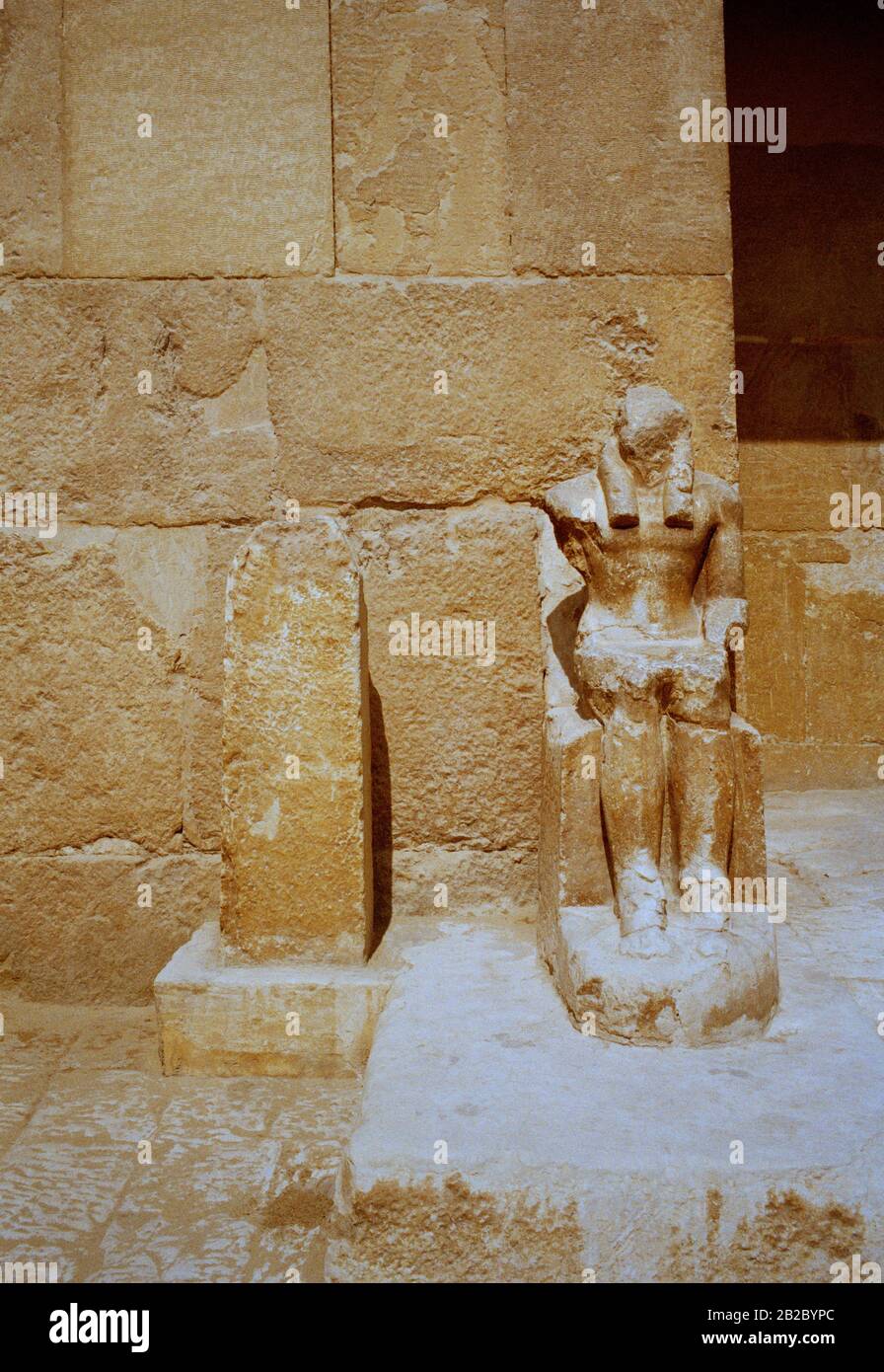 Fotografia di viaggio - Statua al di fuori del Tempio mortuario di Khufu alle Piramidi di Giza al Cairo in Egitto in Nord Africa Medio Oriente Foto Stock