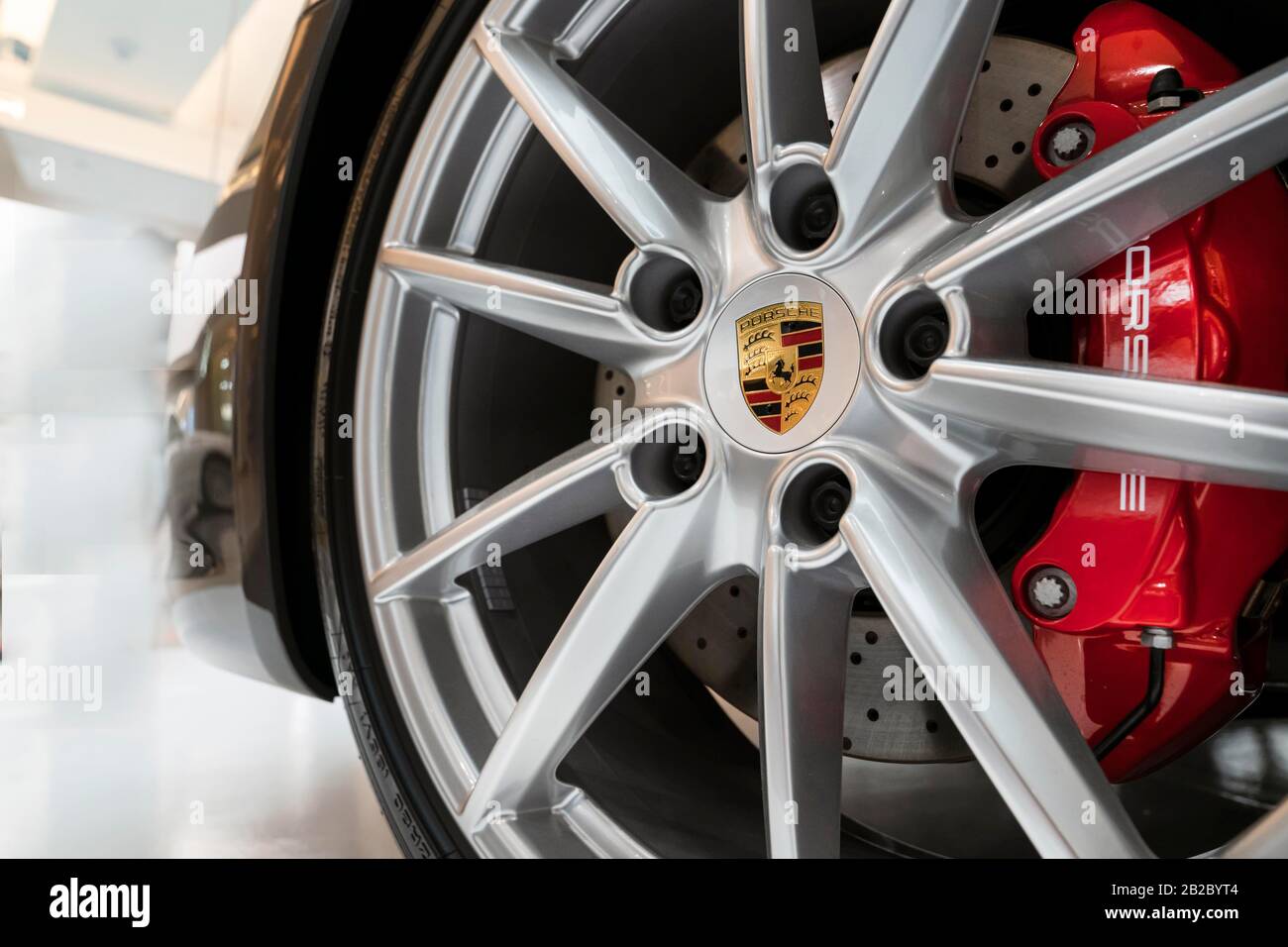 Bangkok, Thailandia, 5 gennaio 2020: Ruota originale Porsche con pneumatico a basso profilo da vicino. Foto Stock