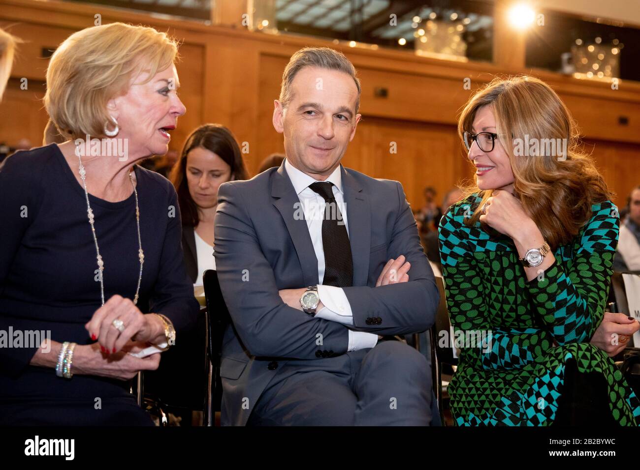 2 marzo 2020, Berlino: Liz Mohn (l-r), vicepresidente del Comitato esecutivo di Bertelsmann Stiftung, Heiko Maas (SPD), ministro degli Affari esteri, e Ekaterina Zaharieva, ministro degli Affari esteri della Repubblica di Bulgaria, parlano alla conferenza "il Futuro dell'Europa Insieme" presso il Ministero degli Affari esteri tedesco. Foto: Christoph Soeder/Dpa Foto Stock