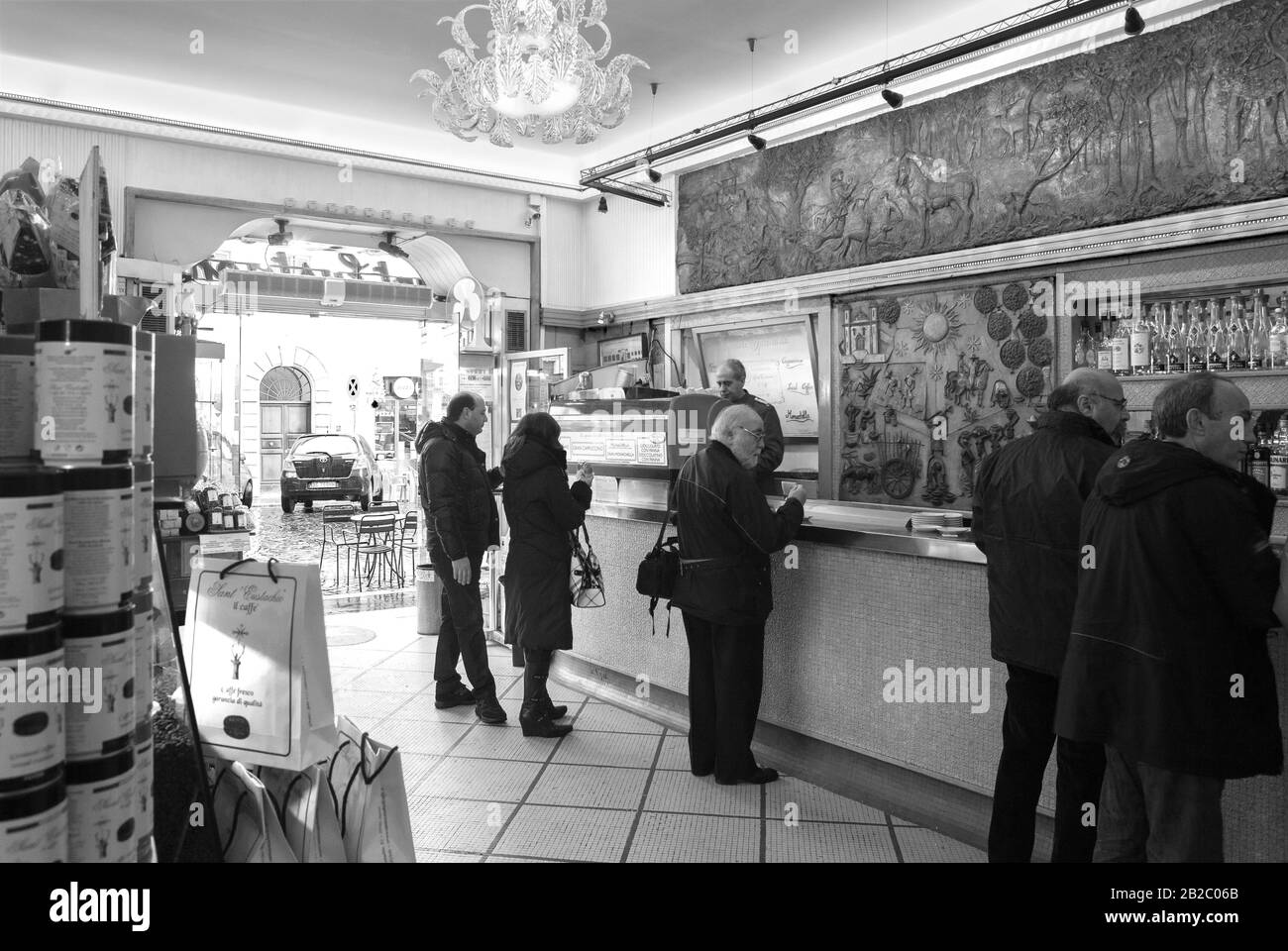 I clienti bevono caffè allo storico Bar Sant'Eustacchio nel centro di Roma Foto Stock