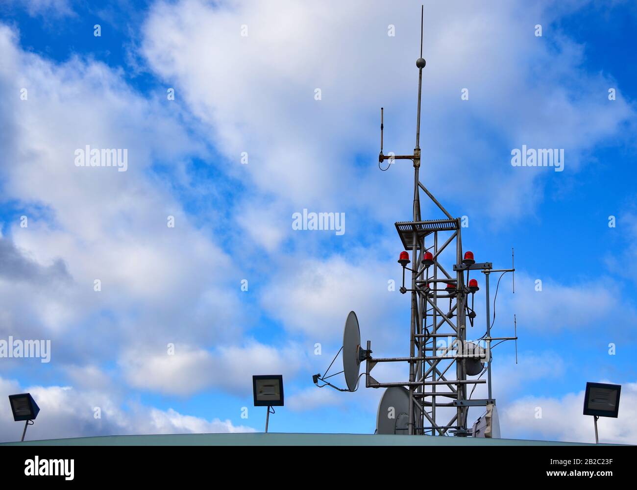 Antenna cellulare sul tetto della casa. Foto Stock