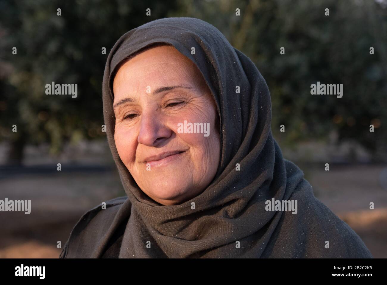 Una donna siriana curda considera di dimettersi per fuggire dal suo villaggio a causa dei combattimenti nelle vicinanze nella provincia di Hasakah, in Siria. Foto Stock