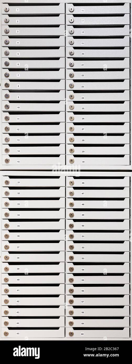 Guardaroba con prronumerovannymi celle con serrature per la conservazione di documenti Foto Stock