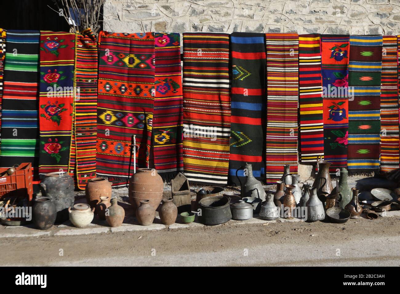 Tappeti colorati nel villaggio Rhodope di Shiroka Luka, Bulgaria Foto Stock